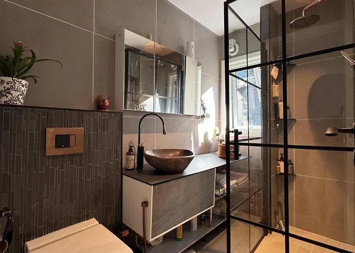 Tranquil Close To Downtown